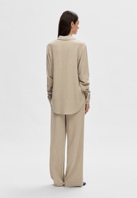 Selected Femme SLFVIVA SUN SHIRT - Hemdbluse - greige