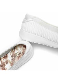 Weiße Slipper mit Obermaterial aus Mesh, weichem Textilfutter und gepolstertem Fußbett mit floralen Mustern. Leichte Gummisohle.