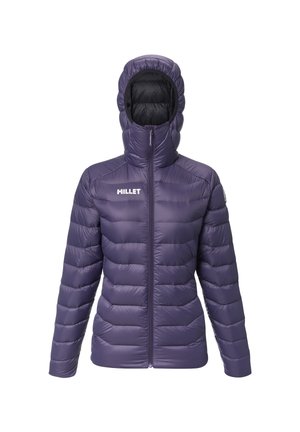 Veste isolante violette avec capuche, dotée d'une fermeture éclair à l'avant et d'un design matelassé. Le matériau semble brillant et léger, avec un col montant.
