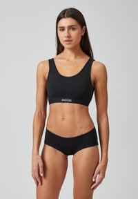 Zwarte sportbeha met brede bandjes en logo aan de voorkant, gecombineerd met bijpassende zwarte hipster slipjes. Gemaakt van zachte, elastische stof.