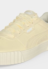 Ανοιχτό μπεζ αθλητικό παπούτσι Puma με παχιά σόλα, φαρδιές σατέν κορδόνια και λογότυπο Puma στο πλάι και στη γλώσσα.
