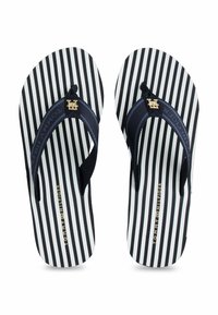 Chinelles navy avec une bride épaisse, arborant un logo et une semelle rayée noir et blanc. Semelle intérieure texturée pour une meilleure adhérence et un confort optimal.