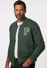 Giacca bomber verde con chiusura a bottoni, collo a coste e una grande "P" ricamata sul lato sinistro del petto. Tessuto morbido con maniche a lunghezza completa.