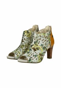 Zapatos de tacón abiertos en la punta con un patrón floral recortado, que presentan acentos en verde y amarillo, y un tacón texturizado en color marrón.