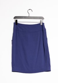 Námořnická modrá sukně ke kolenům s hladkým povrchem, elastickým pasem a dvěma bočními kapsami; visí na černém plastovém ramínku.
