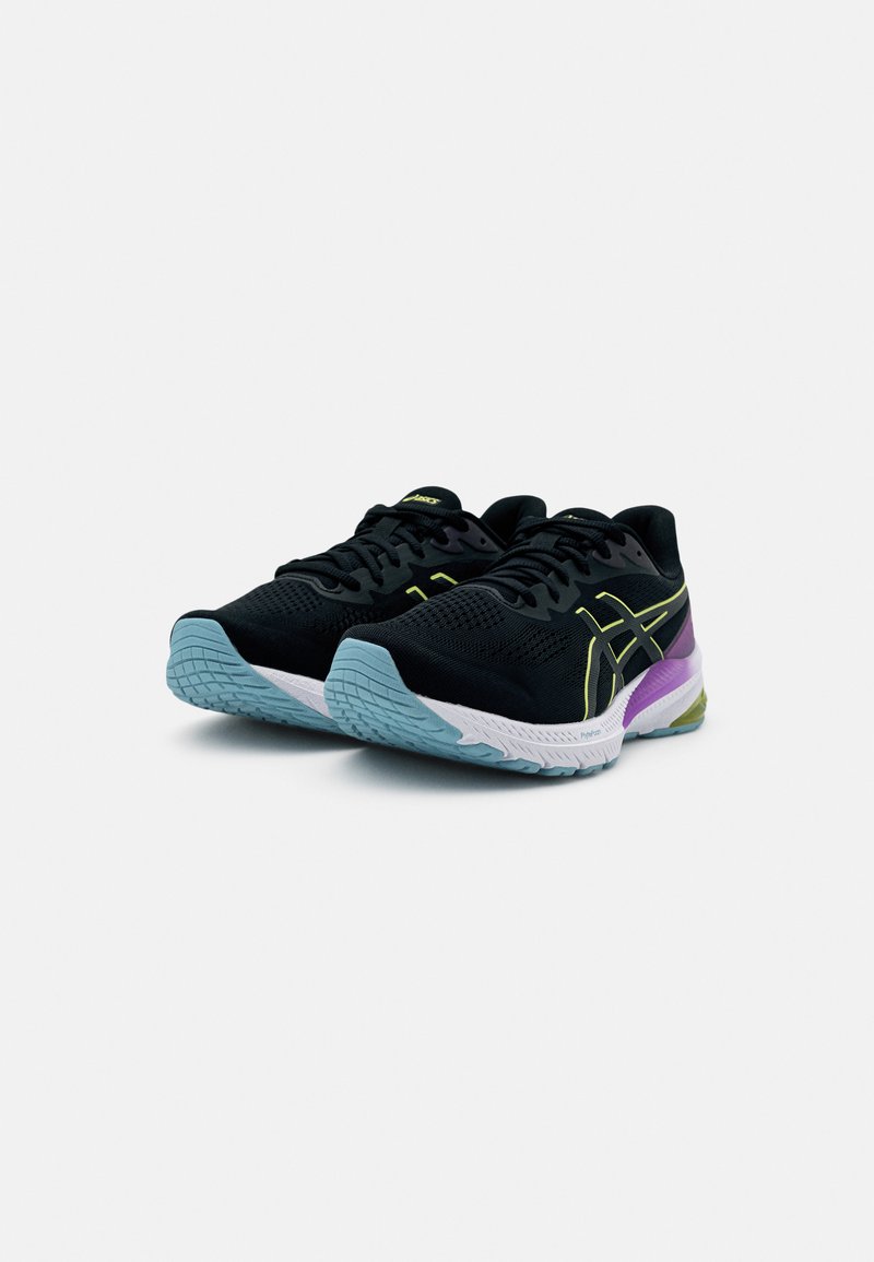 Zapatillas deportivas negras con una parte superior de malla texturizada, con llamativos acentos en amarillo y una suela multicolor en azul, blanco y púrpura.