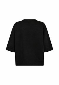 Puls  oversized, cu mânecă scurtă, de culoare neagră. Material moale, cu guler rotund și detalii de cusătură vizibile pe tiv și mâneci.