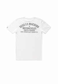 Camiseta blanca de algodón con texto gris en la parte trasera: "DEUS EX MACHINA MOTORCYCLES PARTS AND SERVICE 1001 VENICE BLVD VENICE CA."
