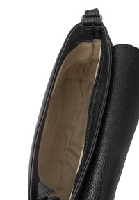 Borsa a mano in pelle nera con esterno testurizzato e chiusura con zip. Interno in tessuto beige, con un ampio scomparto principale.