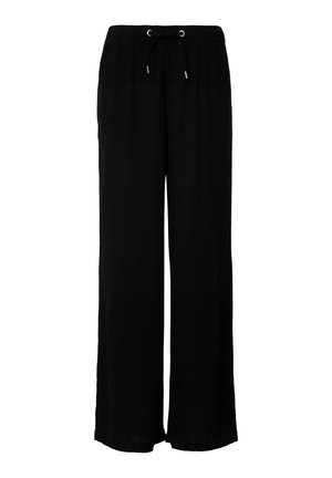 Černé kalhoty s širokým střihem mají elastický pas a nastavitelné šňůrky. Jsou vyrobeny z měkké látky a mají hladký povrch bez viditelných vzorů.