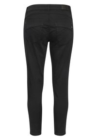 Jeans skinny de denim elástico negro con una textura suave, diseño de cinco bolsillos y sutiles detalles de costura en la parte trasera. Incluyen lazo para cinturón estándar.