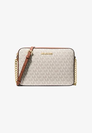 Sac bandoulière beige à monogramme Michael Kors avec une bandoulière ajustable marron et des détails en chaîne dorée, plaque logo au centre avant.