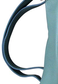 Sac à main texturé bleu clair avec des poignées doubles bleu foncé sur fond blanc.