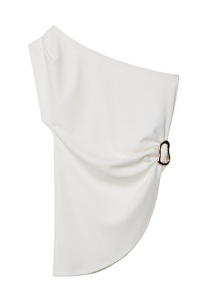 Blouse blanche décolletée en tissu lisse, présentant un détail froncé avec un accent en anneau métallique sur un côté.