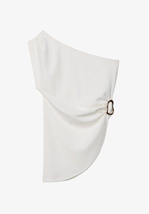 Blusa bianca scollata adorata realizzata in tessuto morbido, con un dettaglio arricciato e un anello di metallo su un lato.