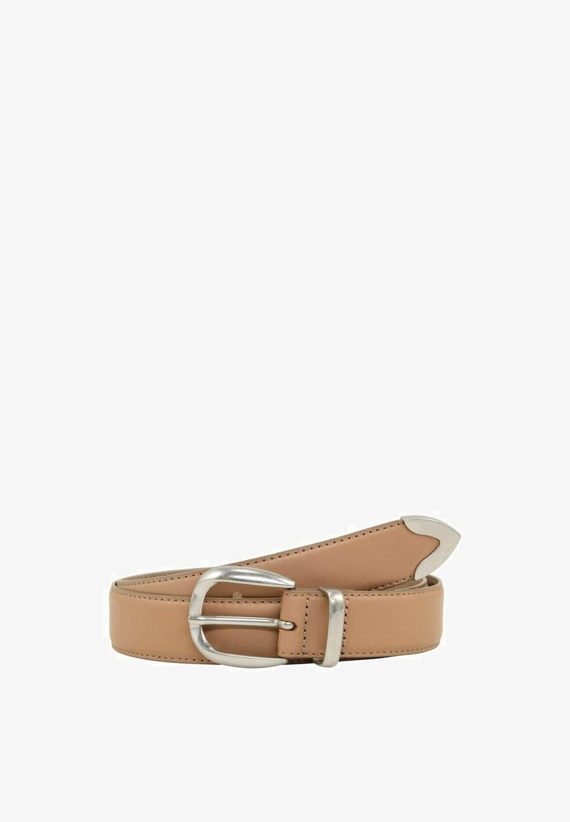 Ceinture en cuir beige dotée d'une boucle en métal argenté, d'une texture lisse, d'une extrémité effilée et d'un design minimaliste sans motifs marquants.