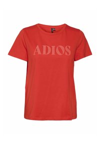 T-shirt en coton rouge à manches courtes et col rond. Présente le mot "ADIOS" imprimé en couleur plus claire sur le devant.