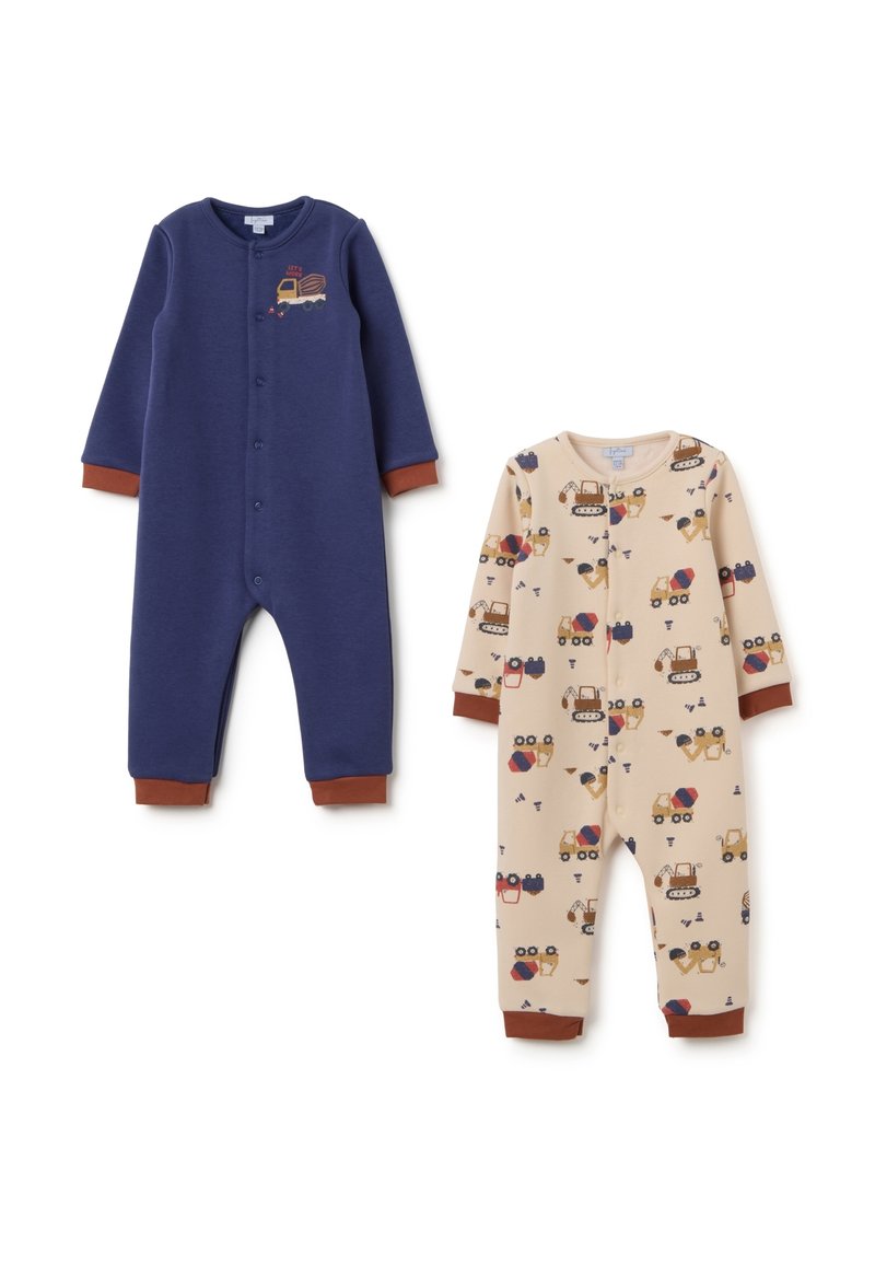 Dos monos para niños: uno de color marino con un diseño de camión y el otro beige con vehículos de construcción. Ambos tienen puños marrones y están hechos de tela suave.