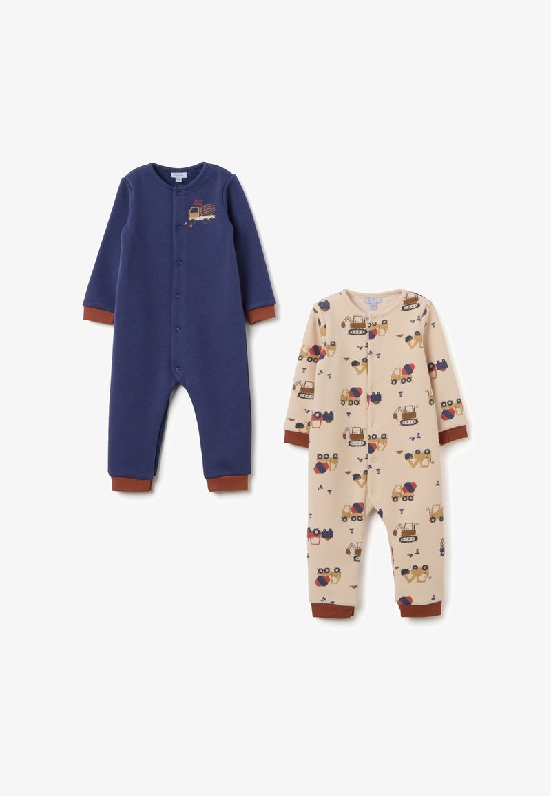 Dos monos para niños: uno de color marino con un diseño de camión y el otro beige con vehículos de construcción. Ambos tienen puños marrones y están hechos de tela suave.