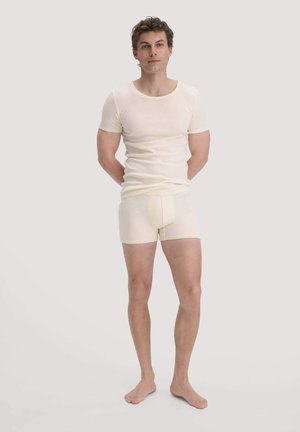 Helles beige T-Shirt mit kurzen Ärmeln und passender Boxershorts, hergestellt aus weichem Stoff, mit einem schlichten Design und taillierter Form sowie sauberen Nähten.