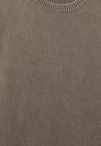 Hnědý pletený vlněný svetr s kulatým výstřihem a žebrovaným límcem, ukazující detailní pletenou texturu.