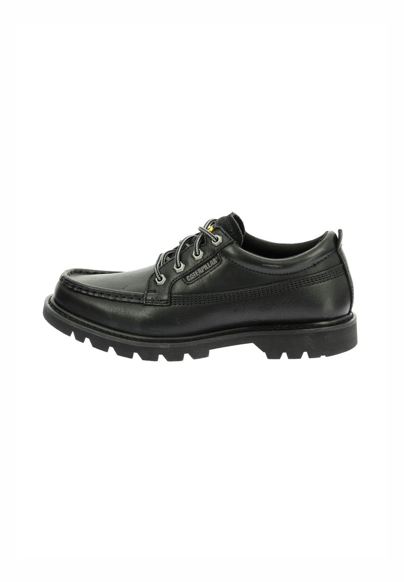 Scarpa in pelle nera con punta rotonda, chiusura con lacci, parte superiore testurizzata e suola in gomma spessa. Presenta un logo sul lato e dettagli di cucitura.
