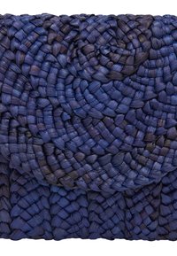 Borsa a pochette intrecciata in tonalità blu profondo, caratterizzata da una texture intrecciata intricata e una chiusura a patta arrotondata, che mette in risalto un design ricco e stratificato.
