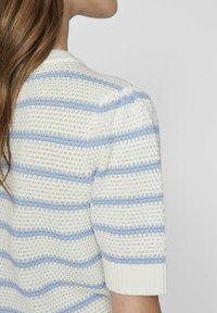 Jersey de punto con mangas cortas tipo globo, que presenta rayas alternas en blanco y azul claro, patrón texturizado y puño acanalado.