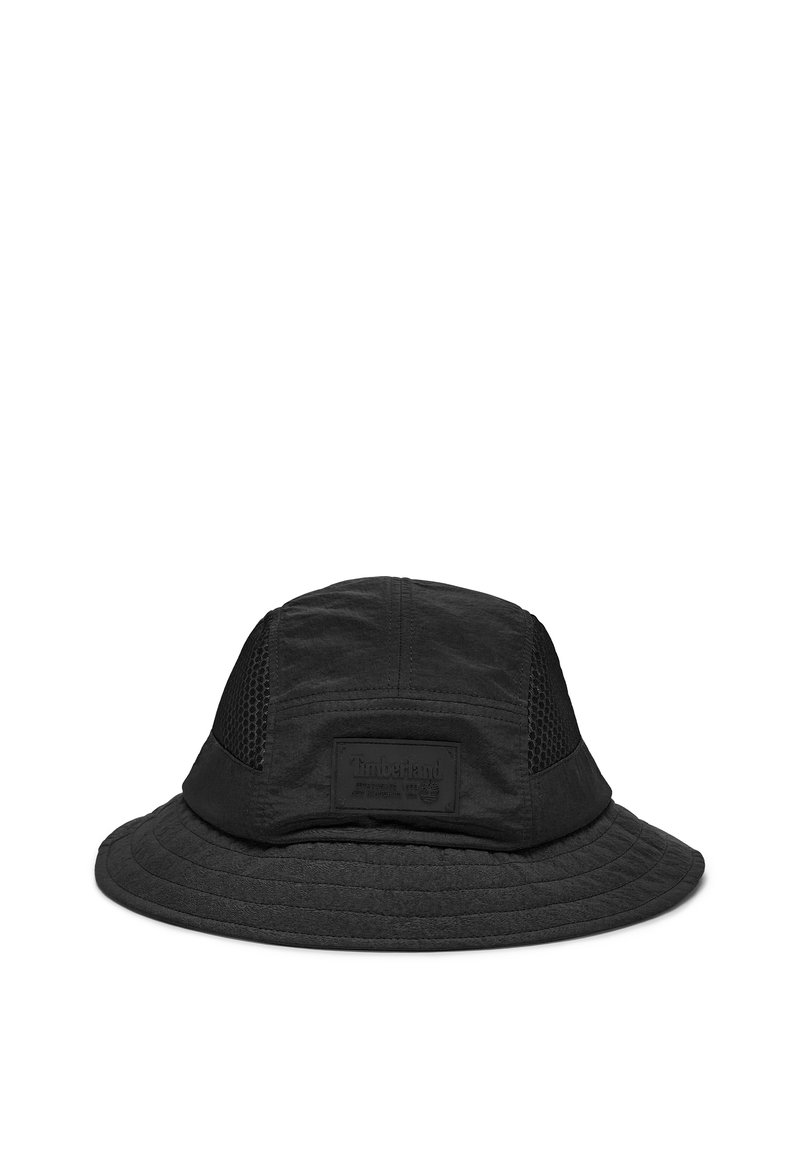 Sort bucket hat lavet af letvægtsstof, med mesh-sidestykker, en bred skygge og et tekstureret logo-patch på fronten.