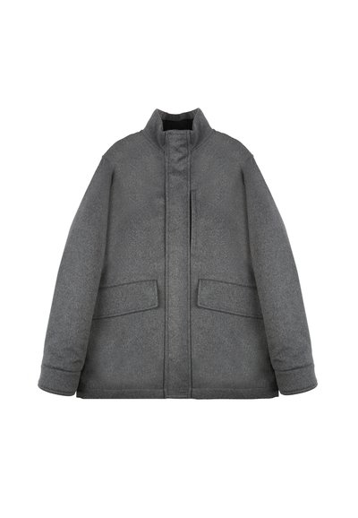 Chaqueta de lana gris con un alto cuello, dos bolsillos frontales y cierre de cremallera; presenta un acabado ligeramente texturizado y un diseño acolchado.