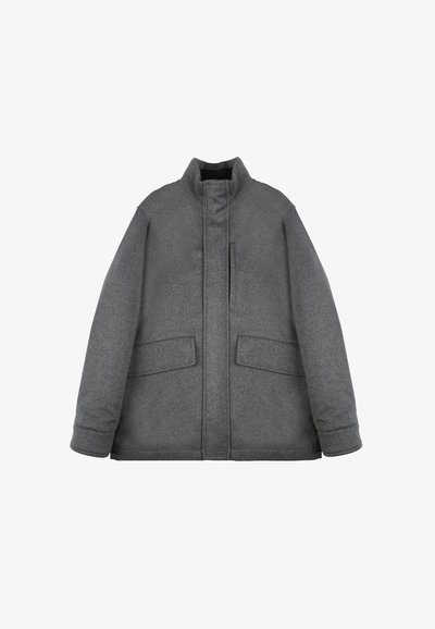 Chaqueta de lana gris con un alto cuello, dos bolsillos frontales y cierre de cremallera; presenta un acabado ligeramente texturizado y un diseño acolchado.