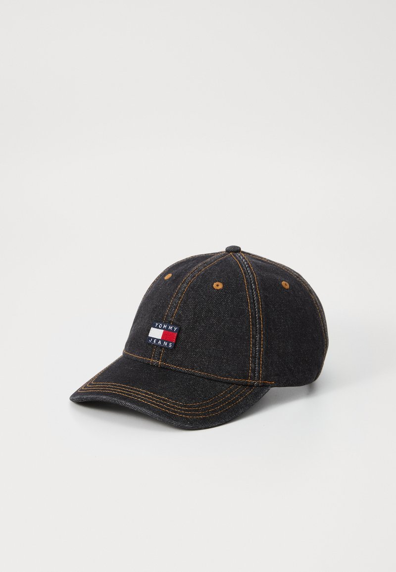 Casquette en denim gris foncé avec des coutures orange, visière courbée et logo "TOMMY JEANS" brodé à l'avant. Design à six panneaux avec œillets.