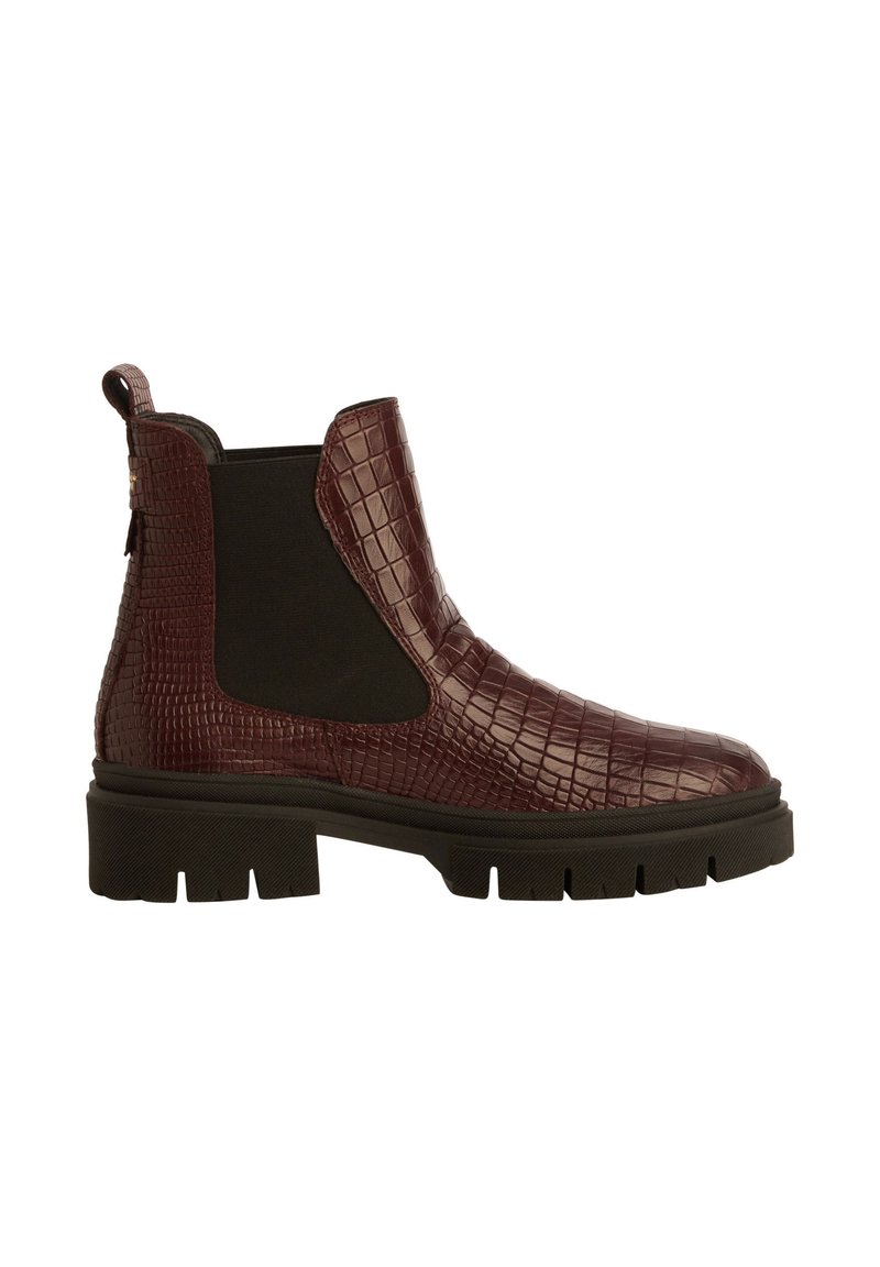 Burgunderfarbene Chelsea-Boots mit Krokodil-Prägung, elastischen Seitenteilen, kontrastierender schwarzer Gummisohle und einer Zuglasche an der Rückseite für einfaches Anziehen.