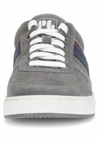Baskets en daim gris avec lacets blancs, accents bleu marine et rouge. Présentant une surface texturée et une semelle en caoutchouc blanche. Vue de face, bout rond.