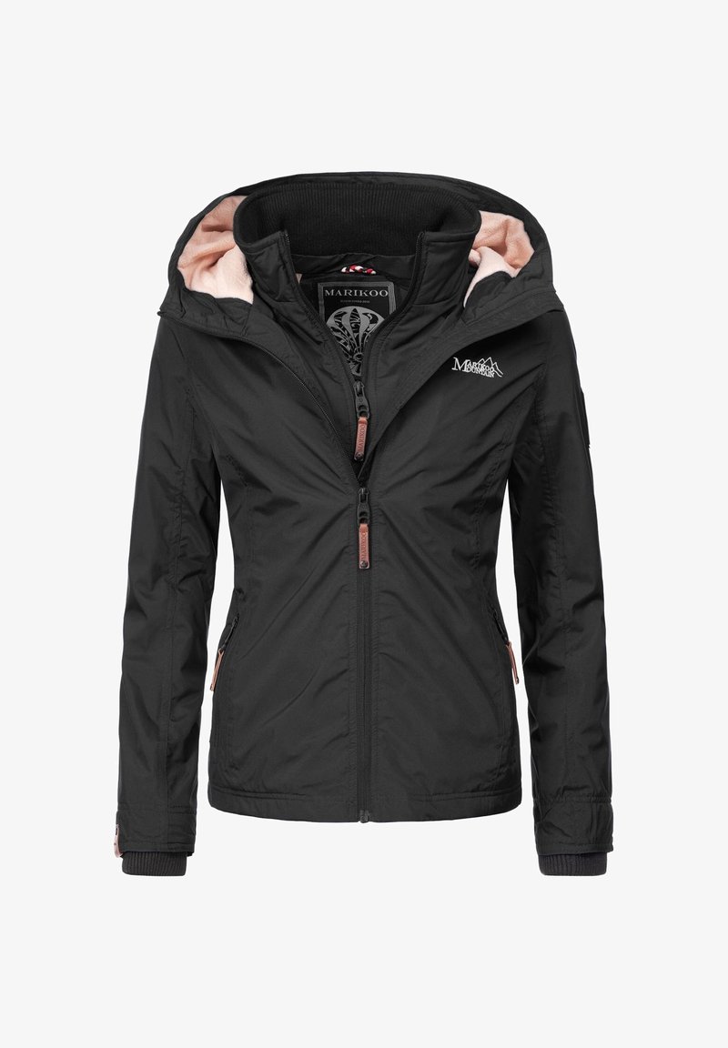Veste noire pour femme avec capuche doublée en polaire rose douce, fermeture éclair devant, poches latérales et logo sur la poitrine sur fond blanc.