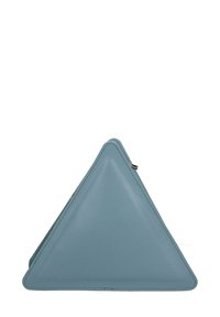 Borsa triangolare blu in pelle con una texture liscia, caratterizzata da bordi cuciti e chiusura con zip. Design geometrico compatto e unico.