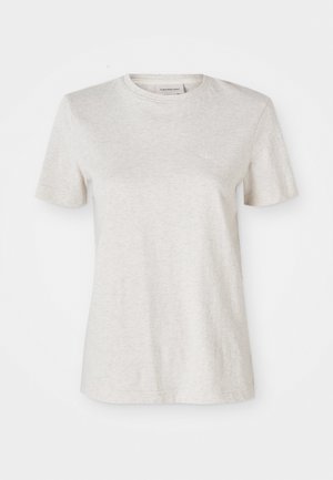Lys grå kortermet T-skjorte laget av en myk bomullsblanding, med rund hals og liten brodert logo på brystet.