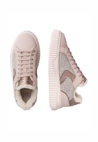 Un paio di sneakers rosa chiaro e grigie con suole spesse e rigate, lacci sulla parte anteriore e morbido rivestimento interno beige, mostrati in vista dall'alto e di lato.