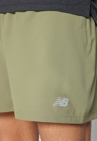 New Balance SPORT ESSENTIALS 5" - Calções desportivos - dark olivine
