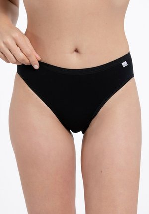 Schwarze Baumwollslips mit einem enganliegenden Bund, die sich durch eine glatte Textur und minimale Nähte auszeichnen. Ein kleines Etikett ist an der Hüfte angebracht.