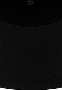 Schwarze Kappe aus strukturiertem Material, mit einem flachen Schirm und einem kreisförmigen Innenband. Glatte Oberfläche mit dezenten Musterdetails.