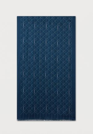 Marineblåt rektangulært tørklæde med lyst blå geometrisk linjemønster og diskret lodret logotekst over hele, med frynser i kanten.