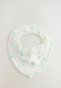 Bavoir pour bébé blanc doux avec une texture côtelée, motifs d'étoiles vert clair dispersés, et une fermeture à bouton-pression en haut.