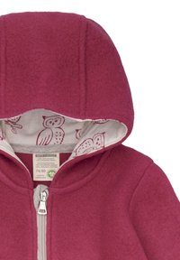 Giacca in pile di colore rosa scuro con cappuccio, dotata di fodera in cotone con motivo a gufo e cerniera centrale in metallo argentato. Etichetta delle dimensioni visibile.