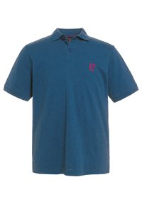 Polo shirt bleu foncé en tissu texturé, avec un col à trois boutons et un petit logo "JP" rose sur la poitrine gauche.