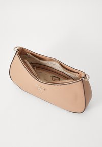 Bolso de mano color melocotón con textura suave, forma redondeada y herrajes dorados. Presenta un cierre con cremallera y compartimentos interiores forrados de tela.