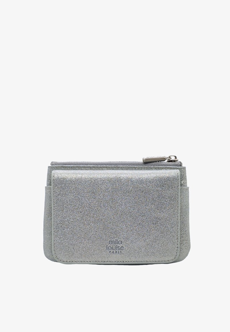 Portefeuille en paillettes argentées avec une finition texturée, doté d'une fermeture éclair et d'une poche avant. Nom de la marque "mila louise Paris" embossé à l'avant.