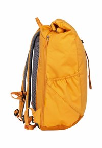 Mochila amarilla con acolchado de malla gris, que cuenta con un compartimento principal con cremallera y un bolsillo lateral, correas ajustables y cierre con cordón.