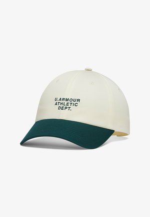Crèmekleurige baseballpet met donkergroene klep en "U. Armour Athletic Dept." in het zwart gedrukt op het voorpaneel.