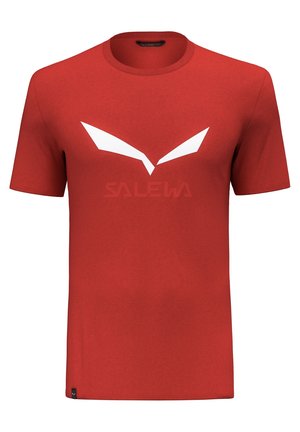 Rød t-shirt med korte ærmer og rund hals, med en hvid vinklet logo og mærkenavnet "SALEWA" svagt synligt på brystet.